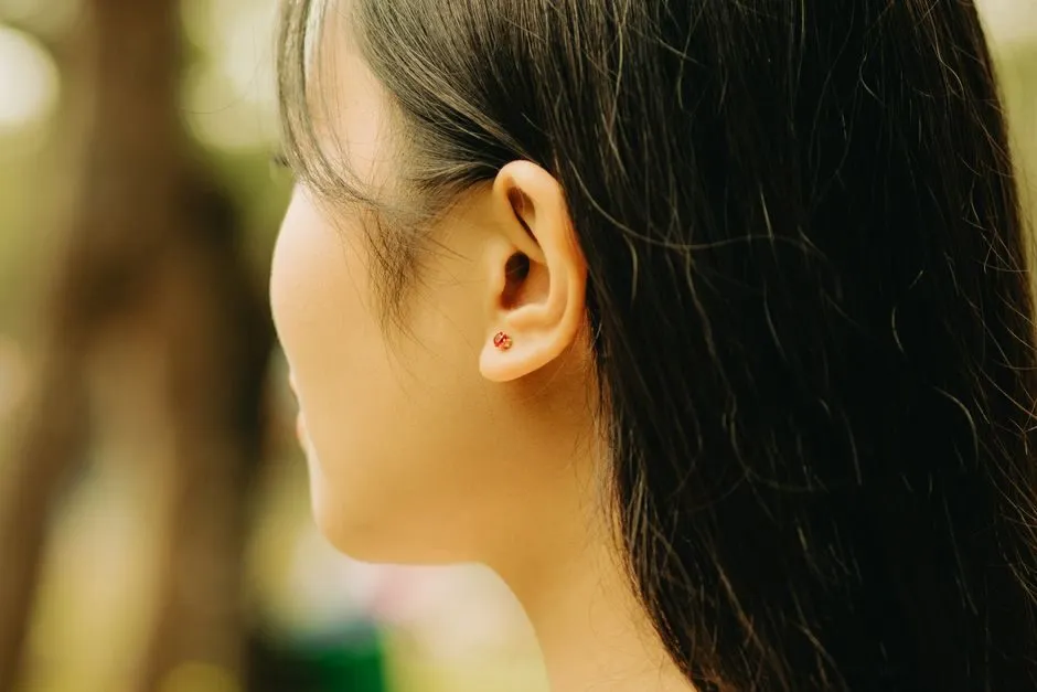 Bông tai mini chấm bi tinh tế