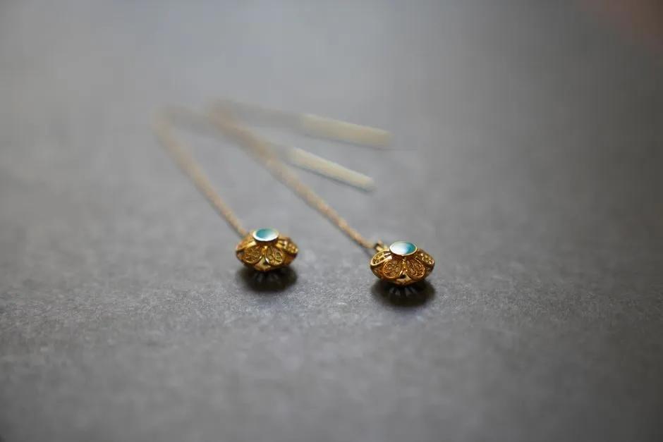 Bông tai vàng 18k đính đá nhỏ theo phong thủy