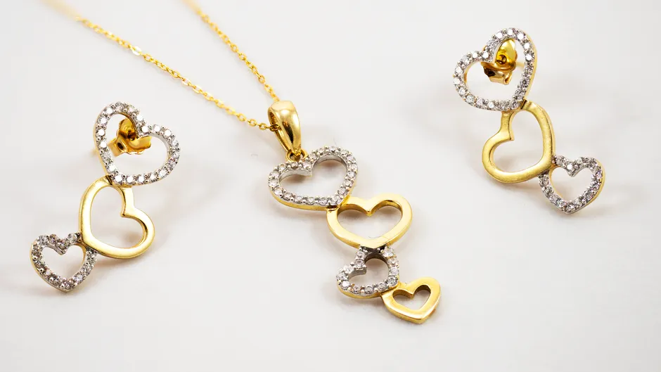 Bộ bông tai và mặt dây chuyền vàng 18k đồng bộ