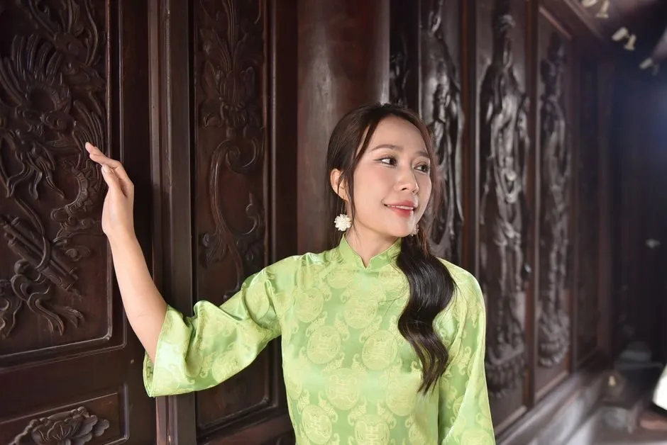 Bông tai vàng tây chạm khắc hoa văn truyền thống