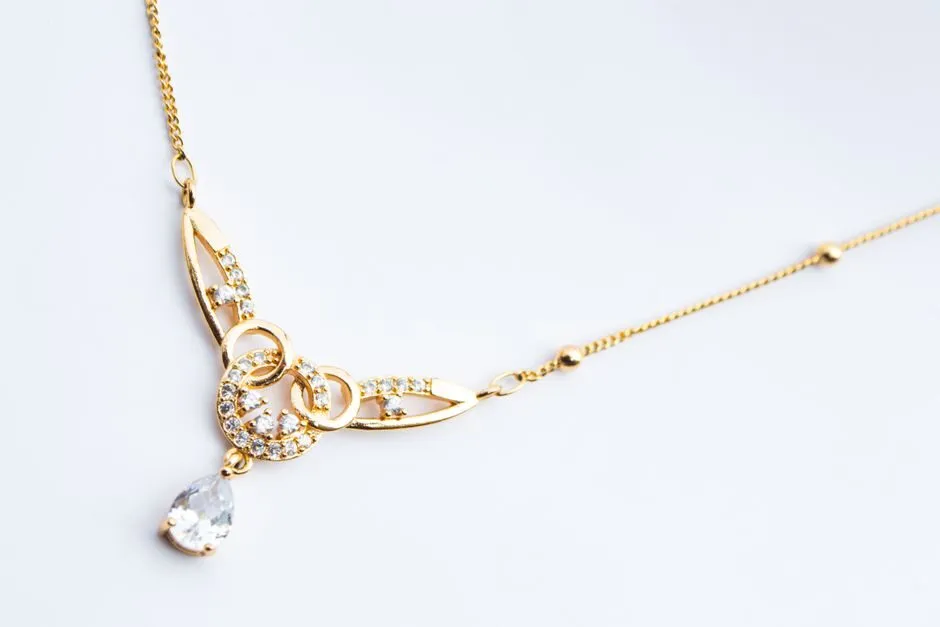 Dây chuyền vàng 18K đính đá CZ sang trọng