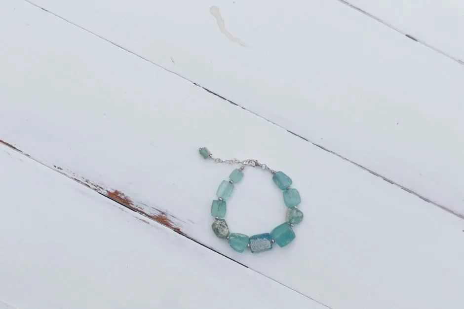 Vòng tay đá aquamarine với các hạt tròn màu xanh biển trong suốt